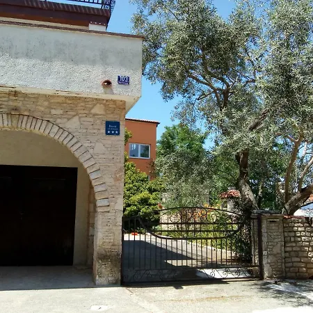 Dora Apartment *